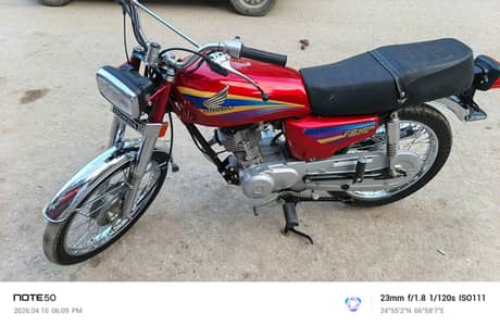 125 2004 model Atlas Honda ka saman Dala hua hai