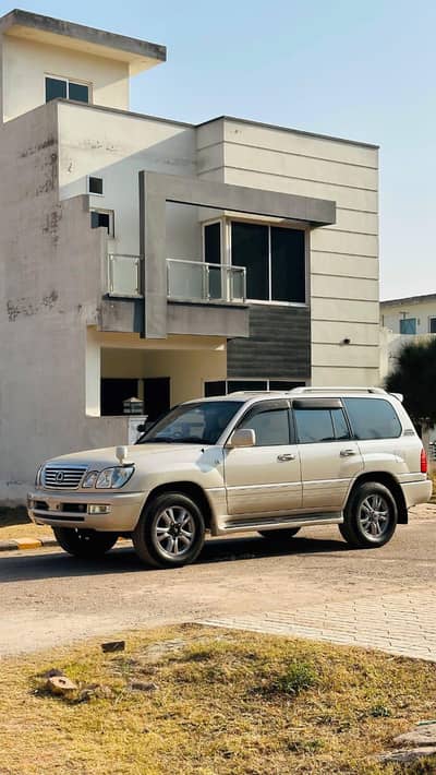 2003/6 model Toyota land cruiser cycnus in mint condition