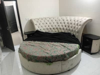 round queen bed