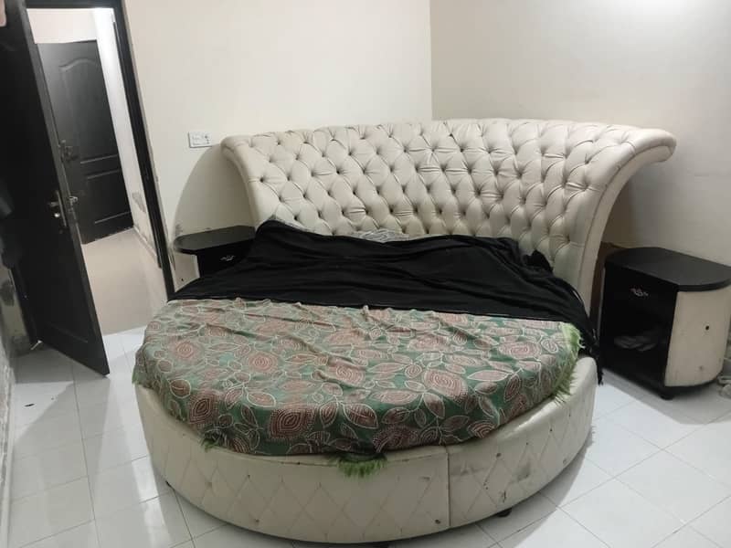 round queen bed 0