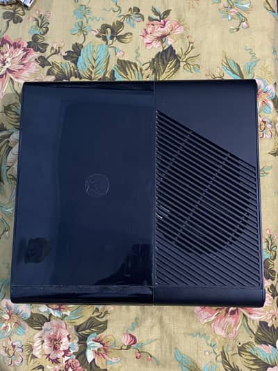 Xbox 360 E 10/10 Condition (2013) + 2 Controllers + Power Supply