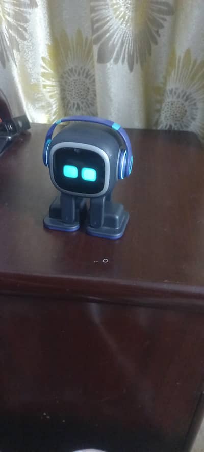 emo roborts desktop ai