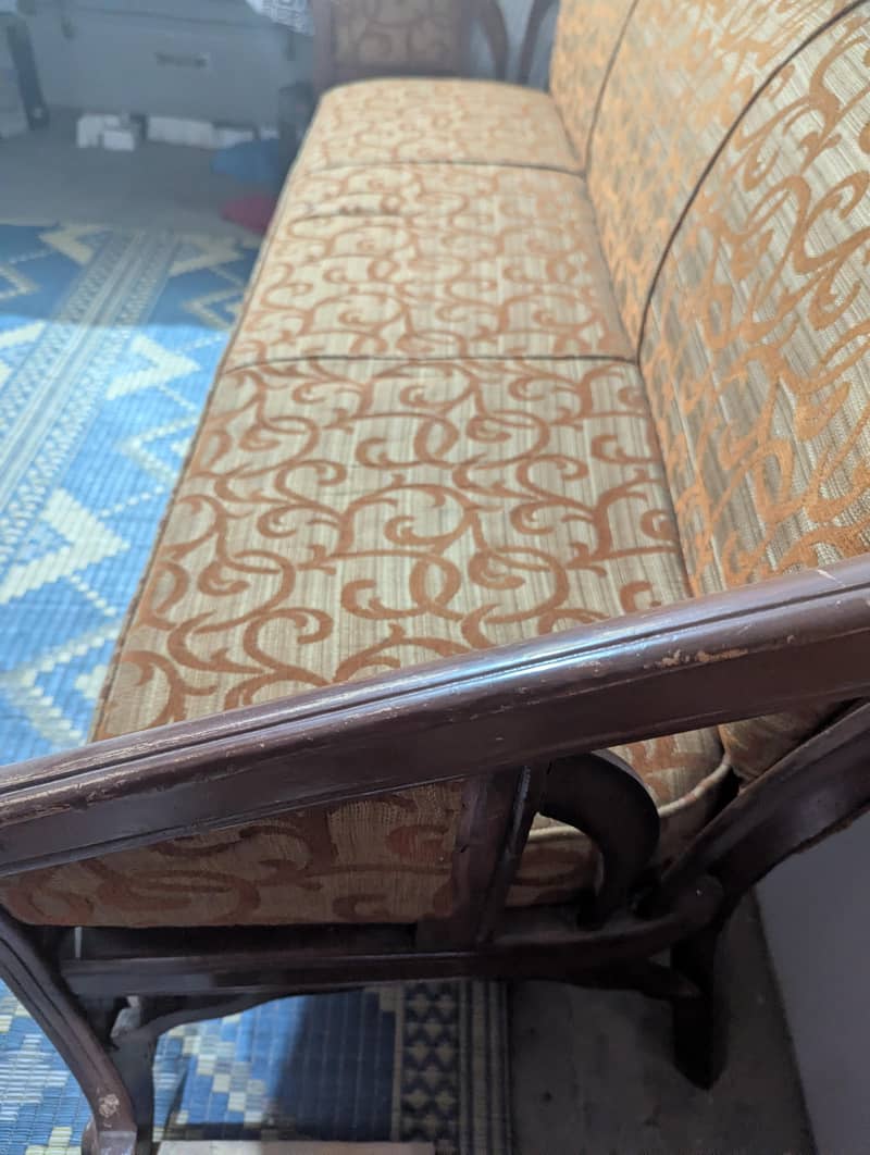 good condition sofa 4