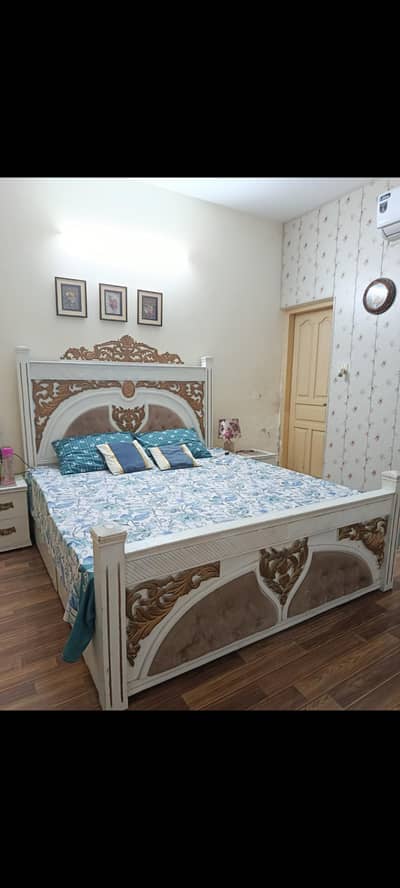 king size bed with two sidetables