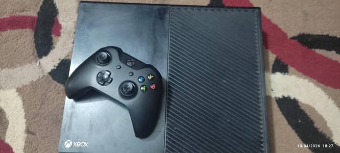 Xbox one for sale with one controller and 512Gb