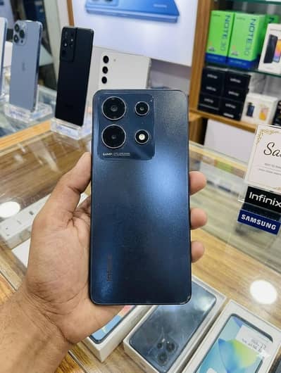 infinix not 30 one hand use