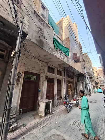 I SELL 3.29MARLA TRIPLE STOREY HOUSE IN QILA GUJJAR SING NEAR MACLORD ROAD