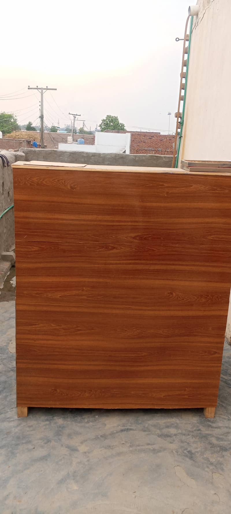 دوکان اینڈ ڈسپنسری کاؤنٹر بالکل نیو اچھی کنڈیشن 5×4پانچ فٹ اونچائی اوم 2