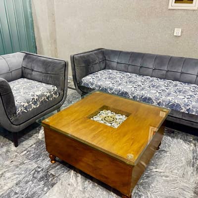 Elegant Sofa Set for Sale (Complete set with table)