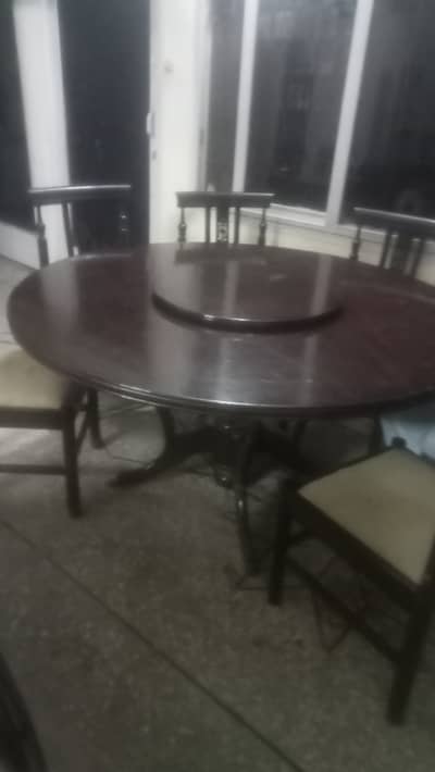 6 chair dining table round in very good condition