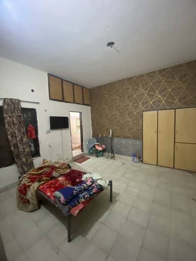 Ground floor karay k liye khali he