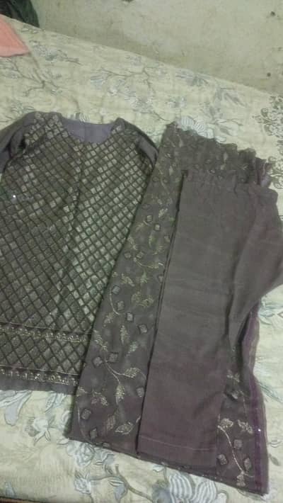 women used clothes in good condition