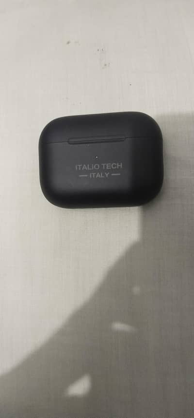 Italy ke hen anc+enc wirless chrging option bhi ha good sound bass