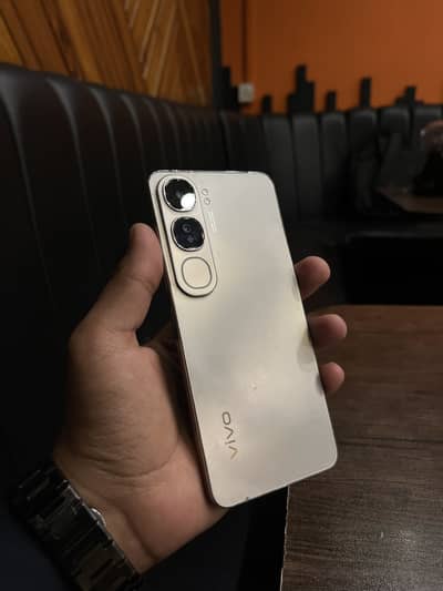 Vivo y200 with complete box and charger