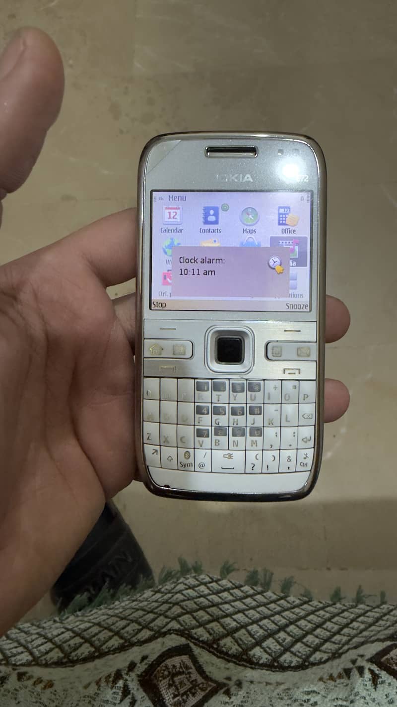NOKIA E72 0