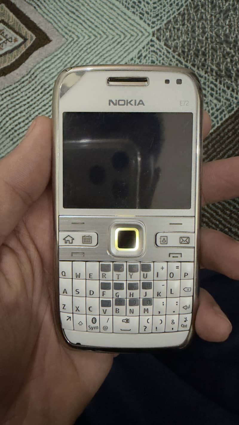 NOKIA E72 1
