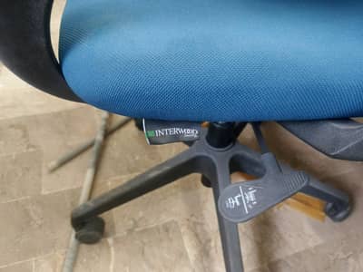 Conference/ Meeting Table With 6 Revolving Chairs and 1 Boss Chair