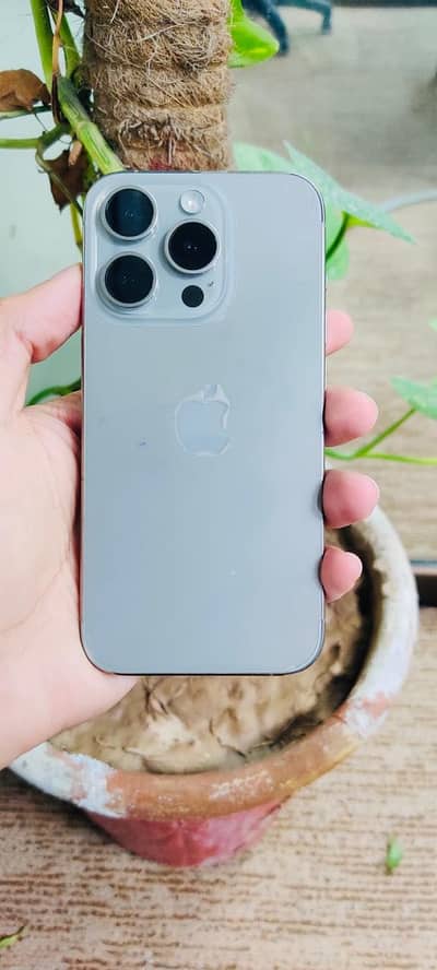 iPhone 15 Pro – Natural Titanium (128GB)