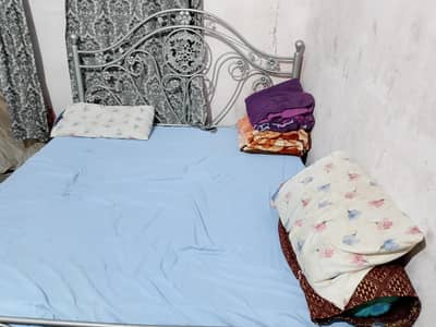 Queen SE bara bed ha iron with mattress