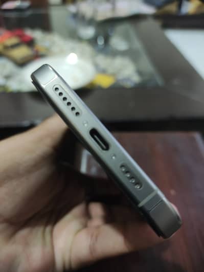 iPhone 15 Pro Max (Grey)