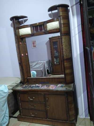 dressing table 9/10 only 4k Malir saudabad