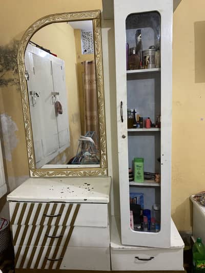 King bad  or darissing table