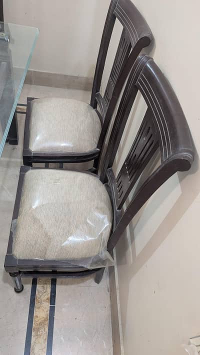 six seater dining table in excellent condition