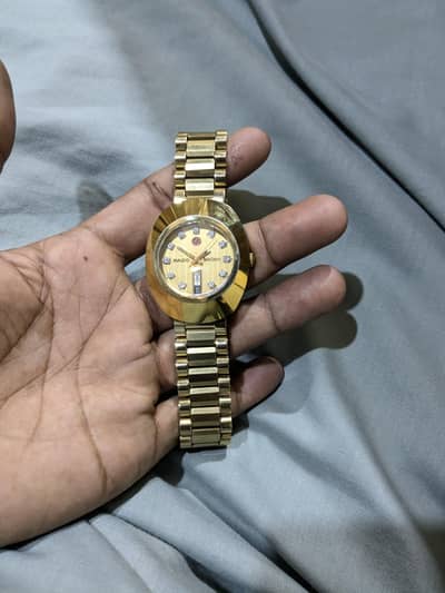 10 may 10 condition hai  ek hath mein use Hui hai Baki dekhne se