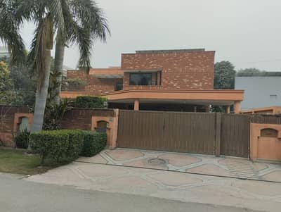 2 KANAL ELEGANT AND FULLY MAINTAINED SUPER HOT LOCATED BUNGALOW IS AVAILABLE IN THE BEST BLOCK OF DHA LAHORE.