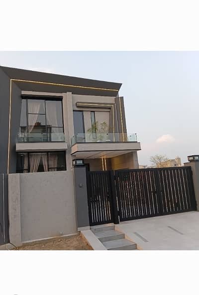 10 MARLA ELEGANT AND FULLY MAINTAINED SUPER HOT LOCATED BUNGALOW IS AVAILABLE IN THE BEST BLOCK OF FORMANITES NEAR DHA LAHORE.
