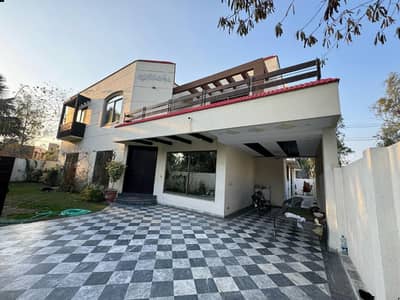 PHASE 1 1-KANAL FULLY MAINTAINED USED BUNGALOW IS AVAILABLE FOR SALE.