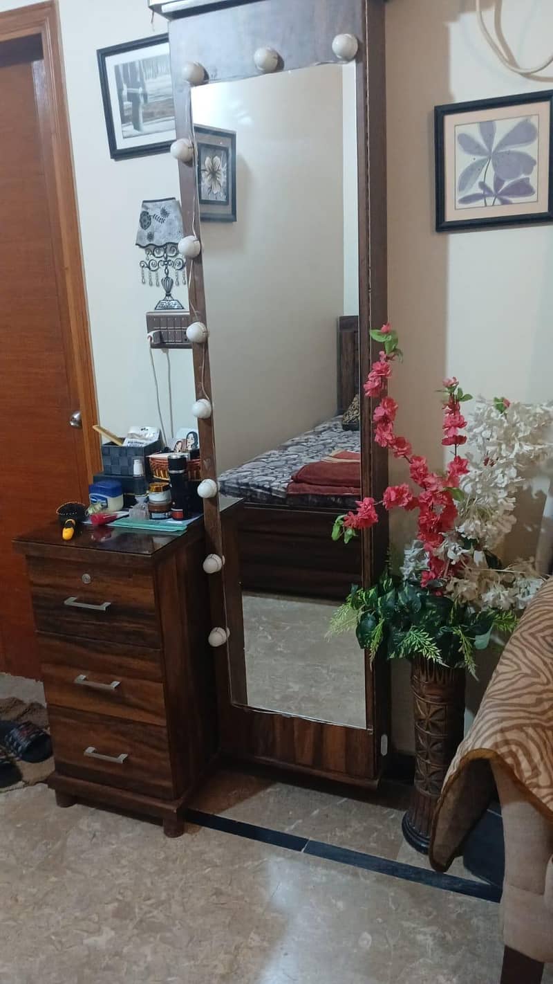 Dressing with Side Table 1