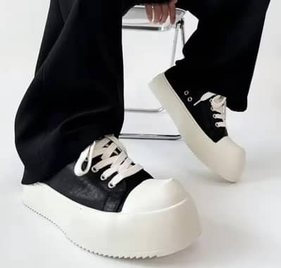 Bold "Big Toe" Sneakers – US 9-10