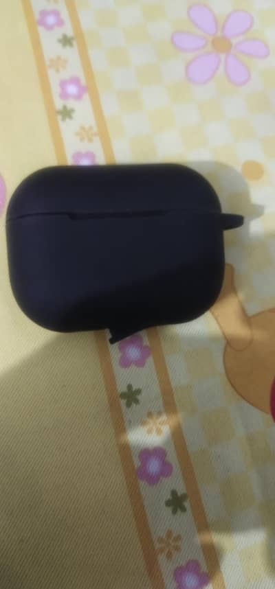 Italy ke hen anc+enc wirless chrging option bhi ha good sound bass