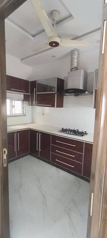 10 MARLA UPPER PORTION LIKE NEW