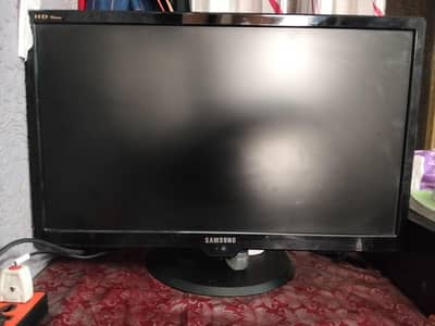 I'm selling my Samsung lcd 22 inch in gud condion