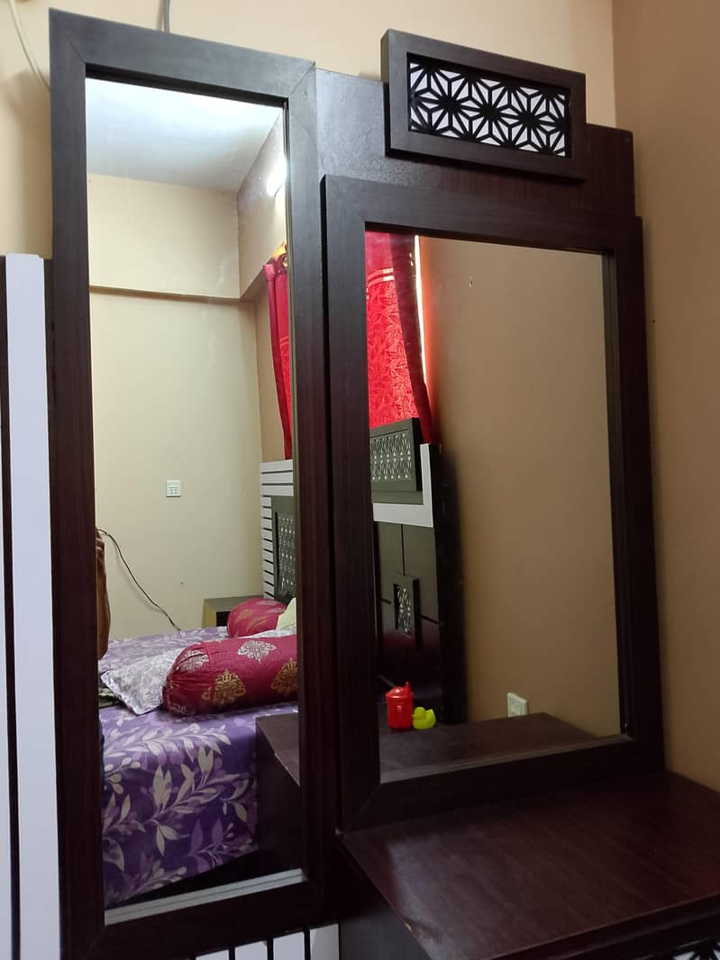 Dressing Table And Divider 0