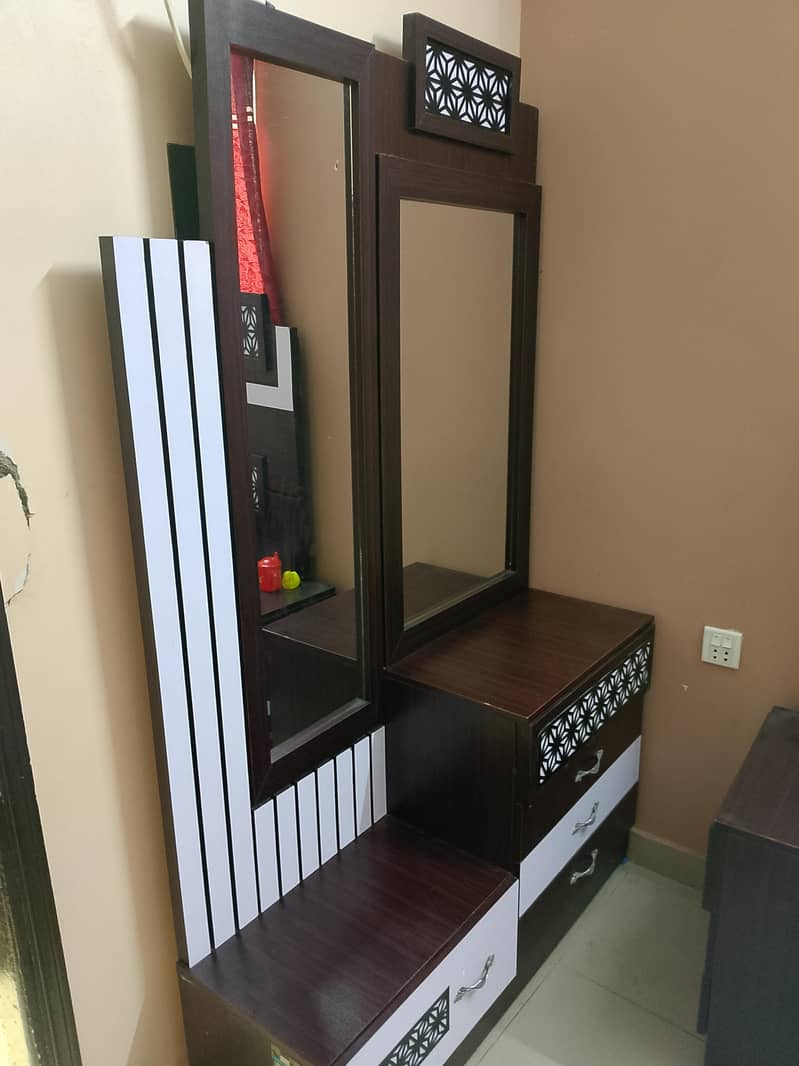 Dressing Table And Divider 1