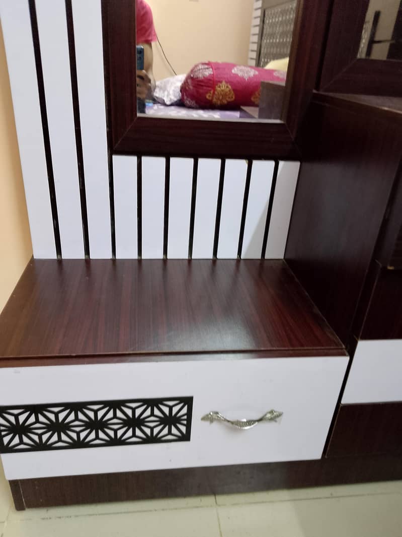 Dressing Table And Divider 2