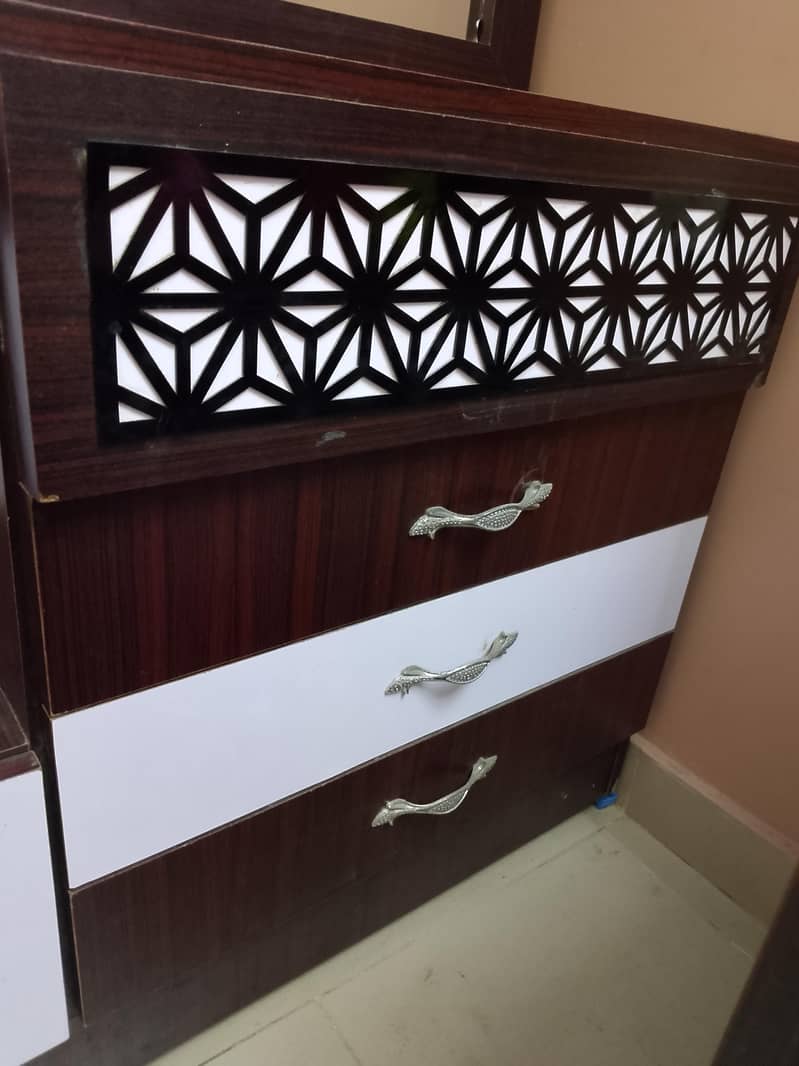Dressing Table And Divider 3