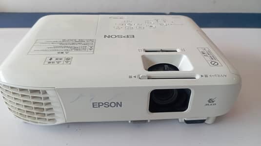 Epson EB-S05 Movie & Business Multimedia Projector