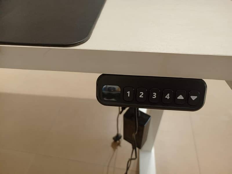 Height adjustable table 16