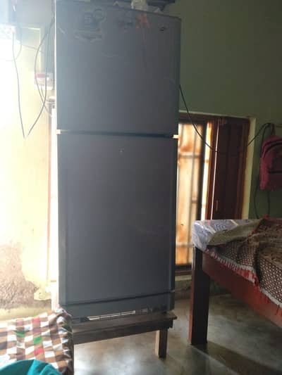 bahtreen fridge hai Kamal ki cooling hai full ok hai saf sothri