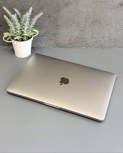 Macbook Pro 2020 - Only 2 Cycle Counts - 16/512GB