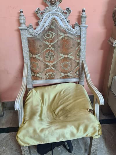 chairs king styel wood chairs onely down seating is brok