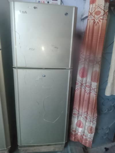 PEL FRIDGE MADUM SIZE LIKE NEW CONDITION 10/09