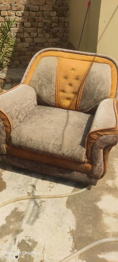 tang Karna Wala sy koi bt nhi  sofa or AK bed