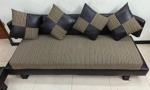 6 × Saters elegant Sofa Set and wooden table in reasonable price