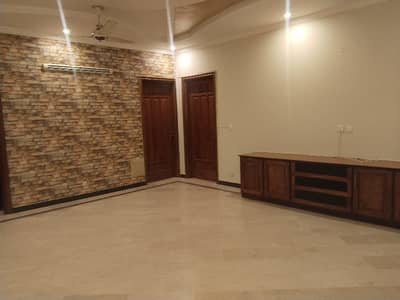 E 11 Upper 3 Bed 4 Bath Study Sep Gate All Factiles Available Ideal Location Gas Electric Available