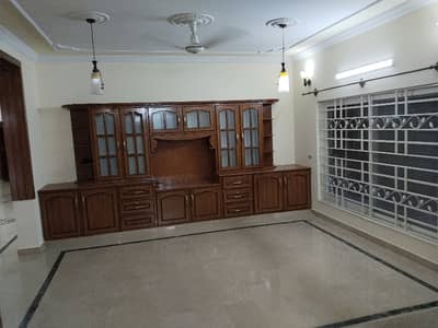 3 Bed 4 Bath Drawing TV Lounge Kitchen Separate Meter Gas Electric LowerPortion Available For Rent